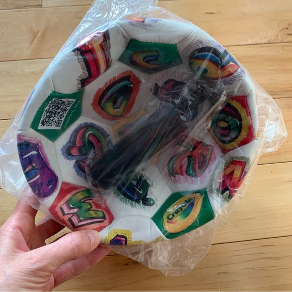 New! Crayola official soccer ball size 5 with hand air pump included - Picture 6 of 9
